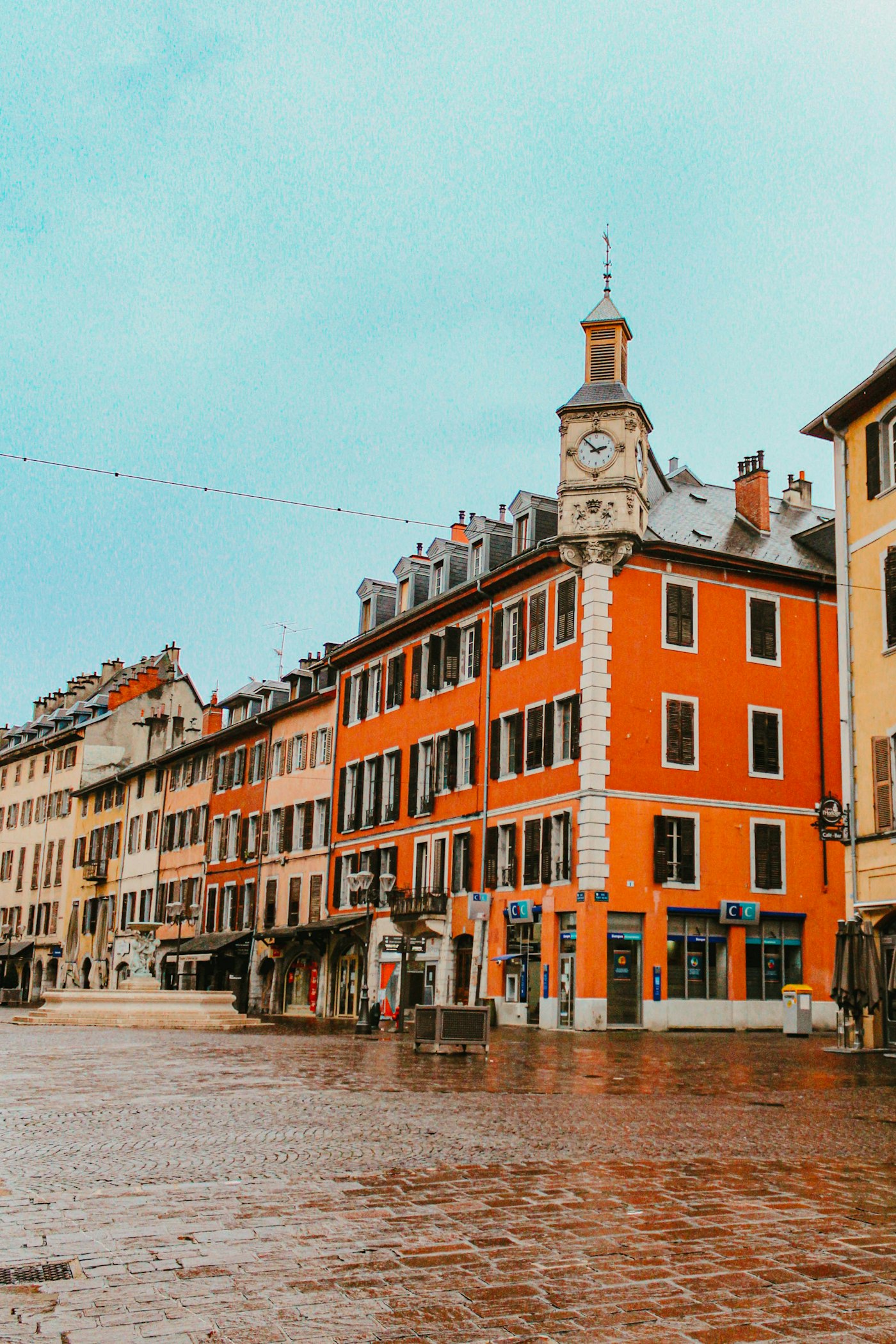 Façades colorées et tour de l'horloge à Chambéry