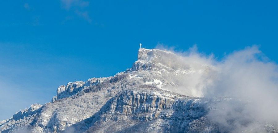 Croix du Nivolet enneigée au-dessus de Chambéry