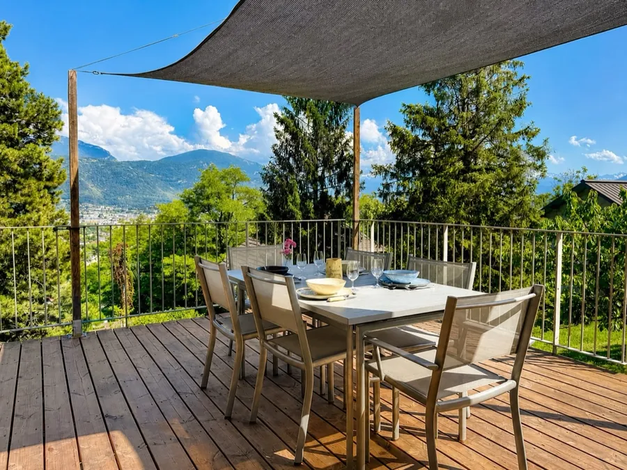 Terrasse de La Brazière face aux montagnes